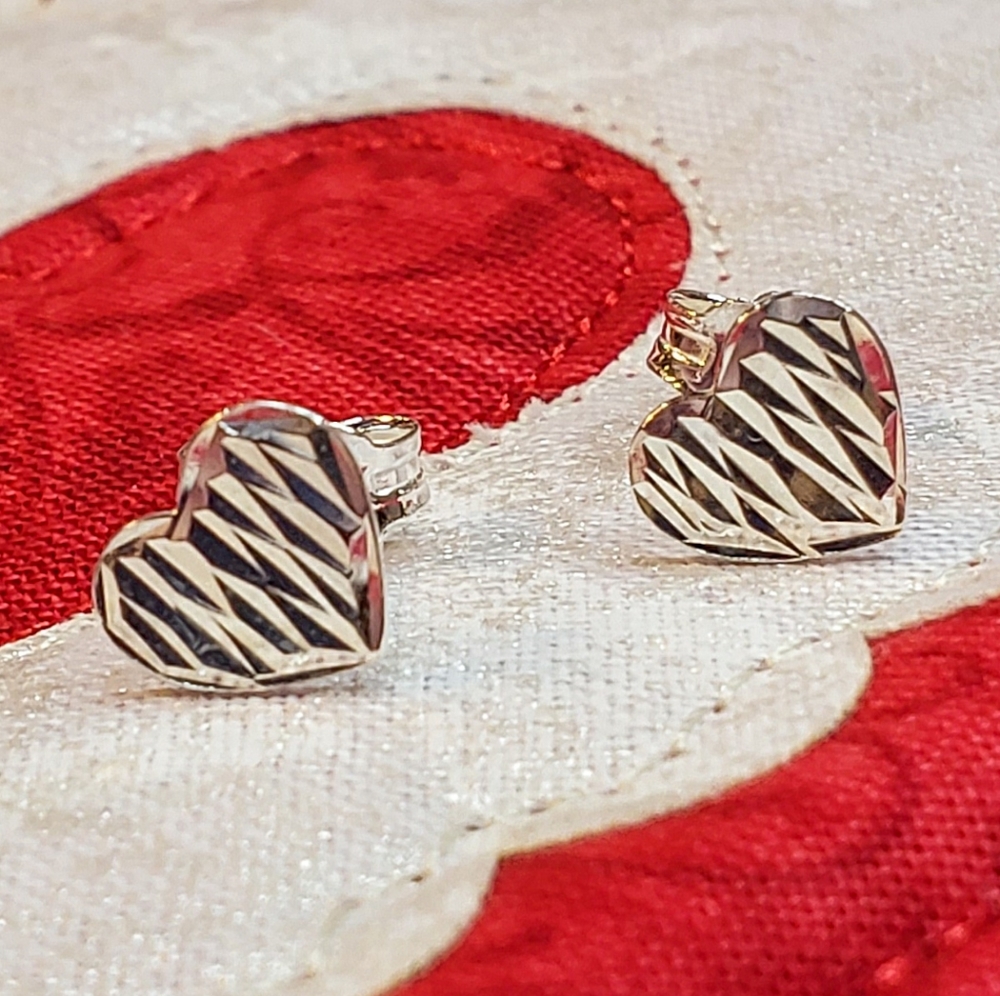 Petite Heart Stud
Sterling Silver Earrings .925